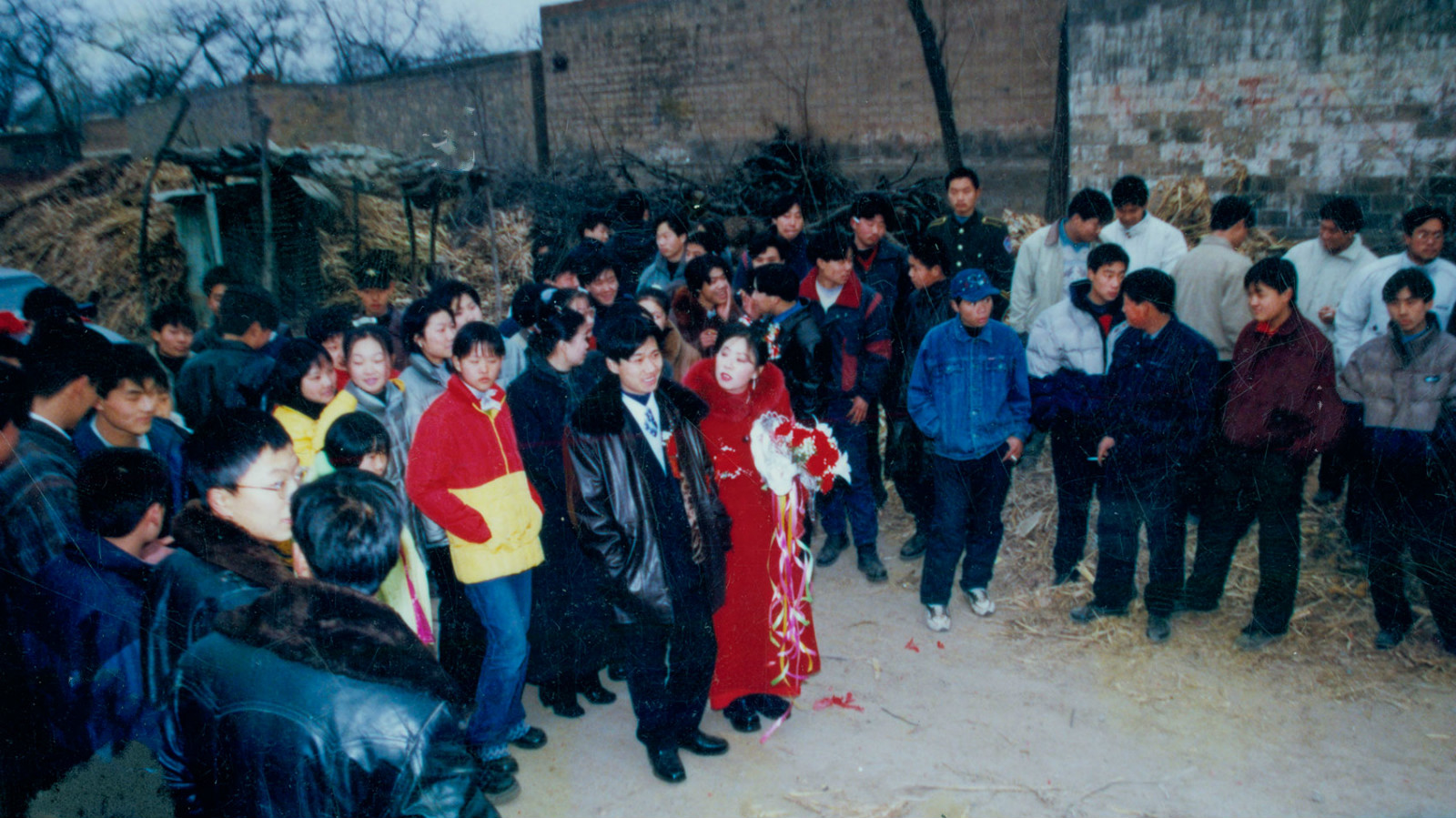 实拍:九十年代到如今的结婚场景变化,最后一张新娘看到会落泪