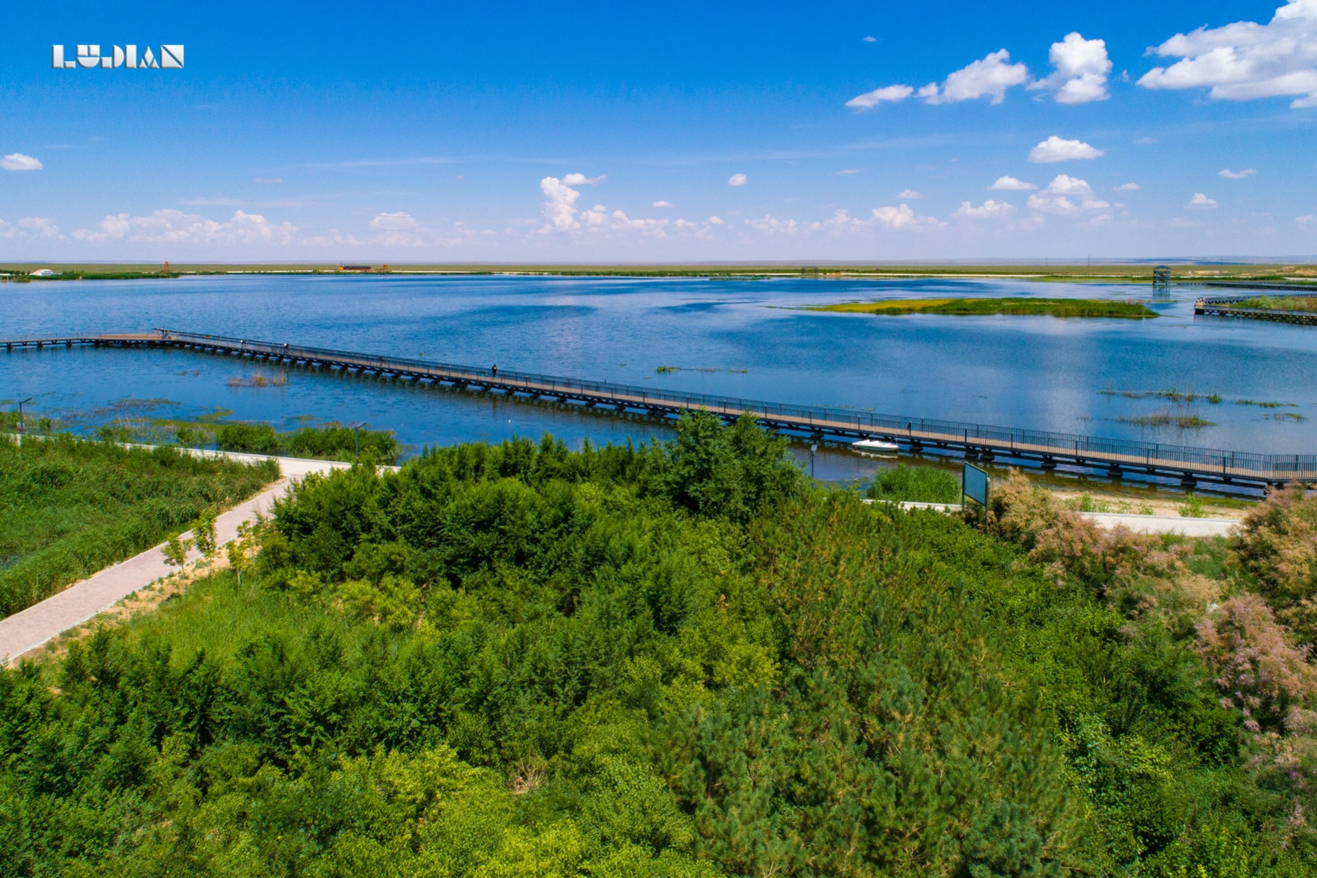 航拍二连浩特市的天鹅湖