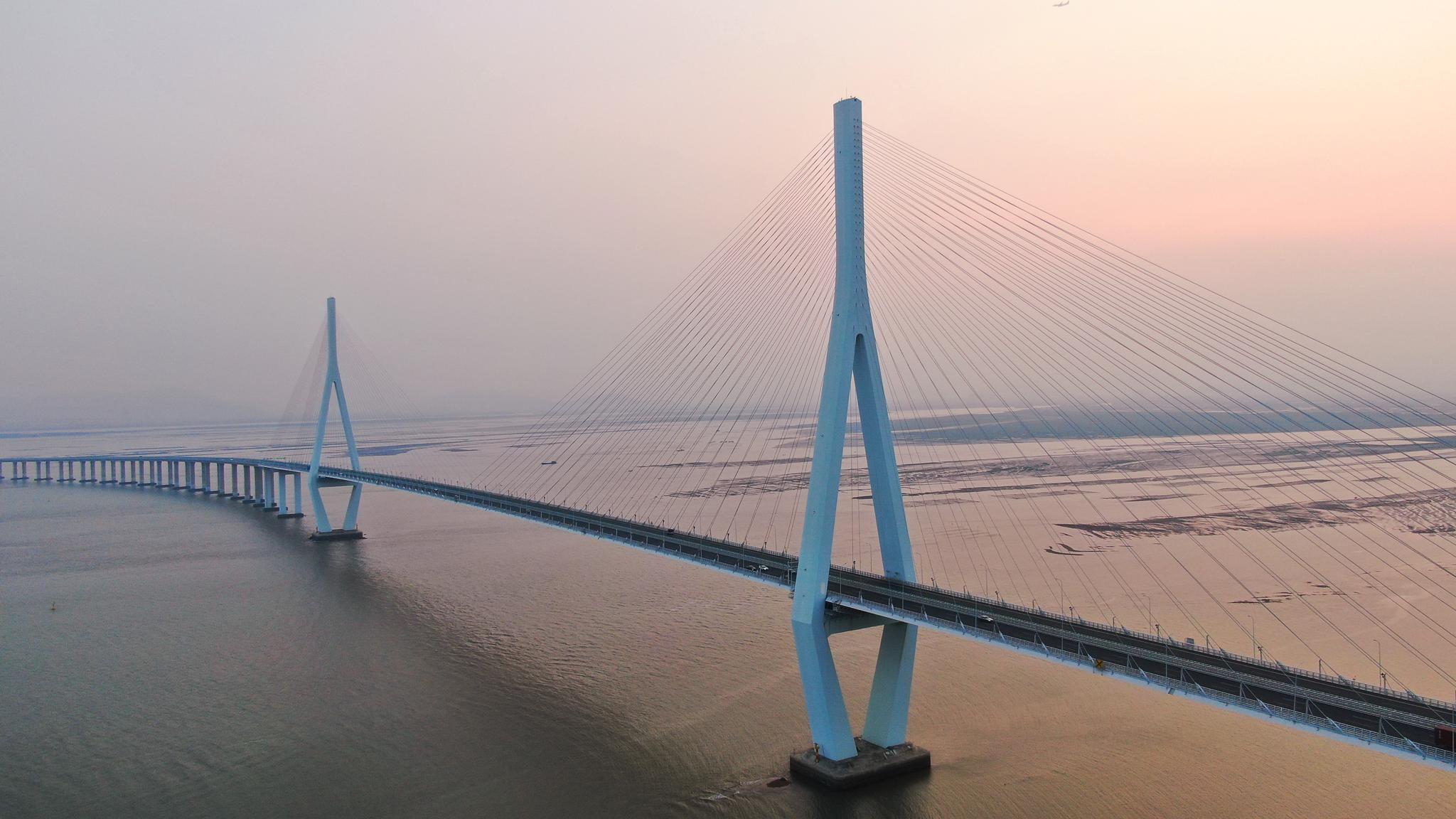 鸟瞰夕阳下的福建厦漳大桥,太壮观了_高清图集_新浪网