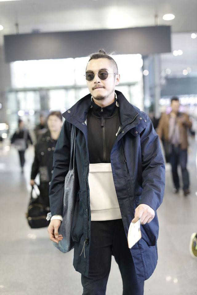 金世佳现身机场,扎小揪揪小爷范十足,与神秘女子一路热聊!