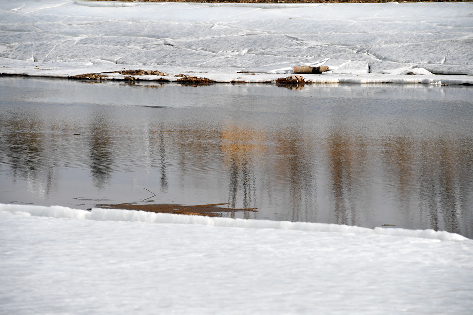 长春伊通河开始融化 冰与水交织 切勿上冰涉险|冰面|湖水|长春_新浪