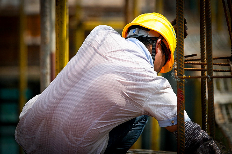 一组社会各界劳动者的真实照片,辛勤劳动创造世界