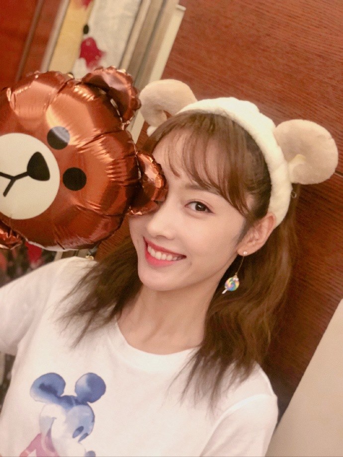 可爱卖萌女孩宣璐居家自拍明星生活照写真