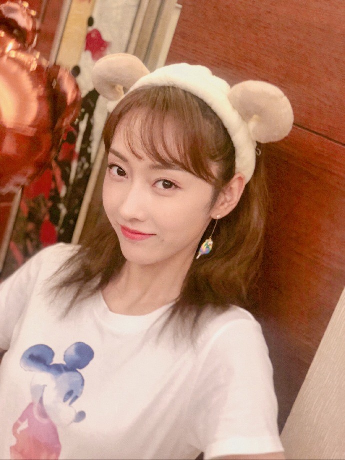 可爱卖萌女孩宣璐居家自拍明星生活照写真