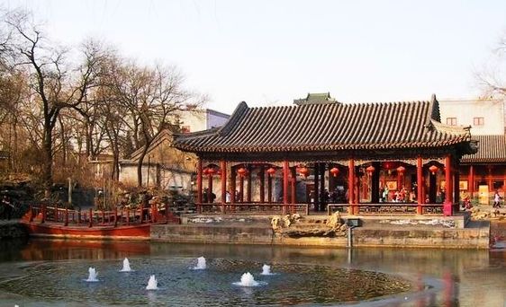 恭王府，位于北京市西城区柳荫街，是全国重点文物保护单位