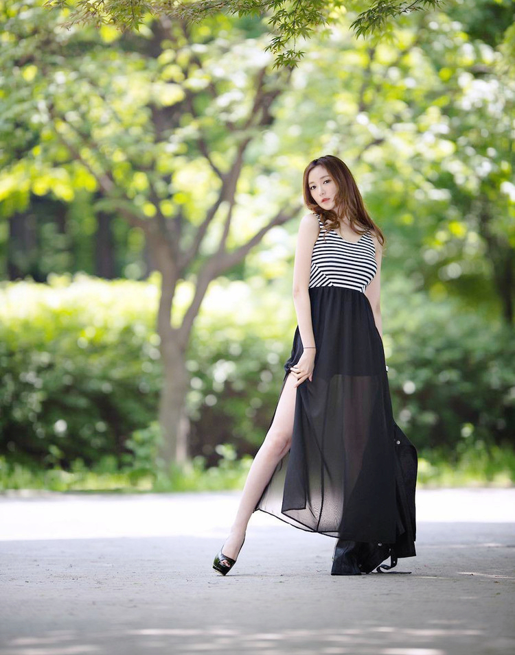 外拍美景阳光下的高挑魅力裙装美女|人像|女神|摄影_新浪新闻