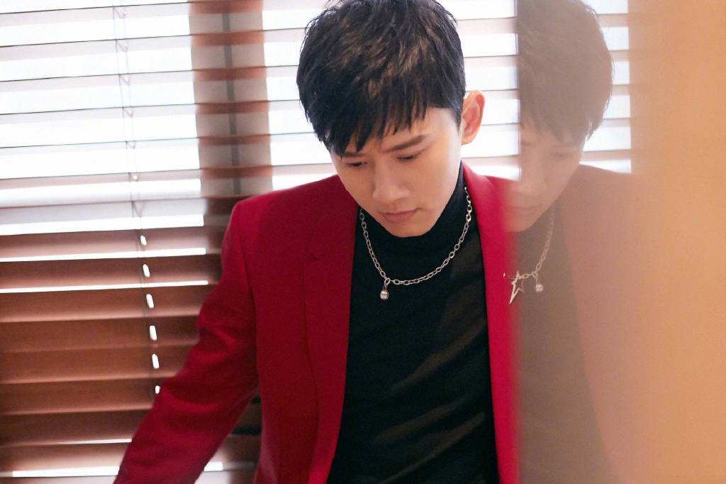 张杰一身红色西装内搭黑色高领打底衫 尽显优雅绅士魅力