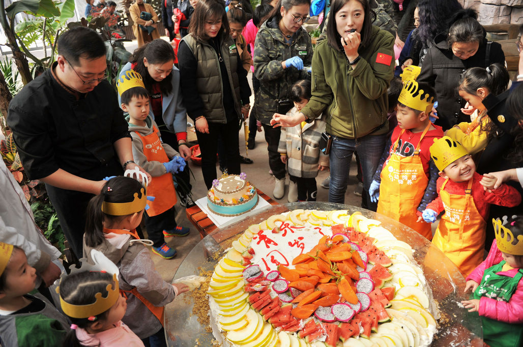 小河马周岁 看同过生日小朋友一起庆生 蛋糕小朋友自己动手做