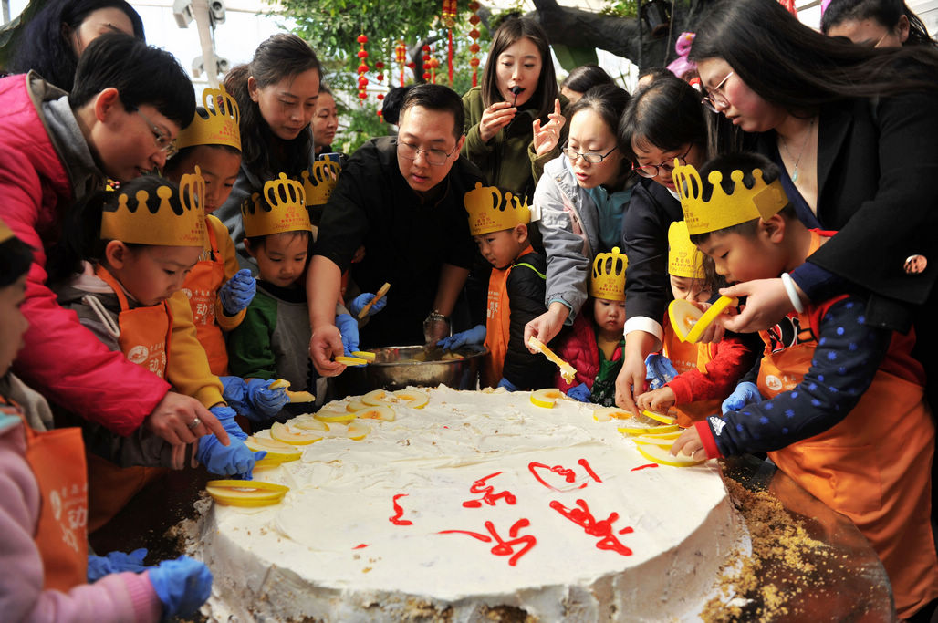 小河马周岁 看同过生日小朋友一起庆生 蛋糕小朋友自己动手做