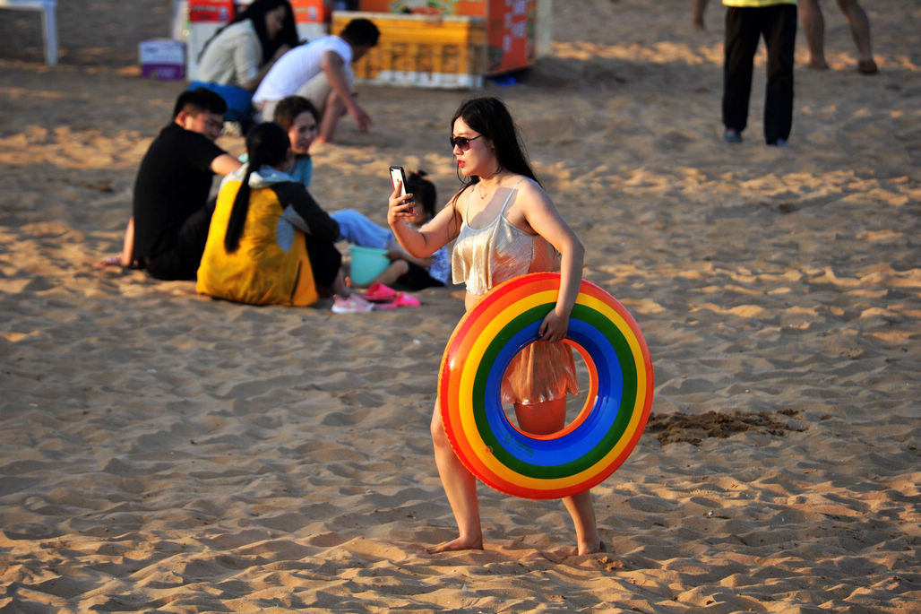 盛夏青岛金沙滩海水浴场,清凉宜人,游客海上纳凉,风情万种