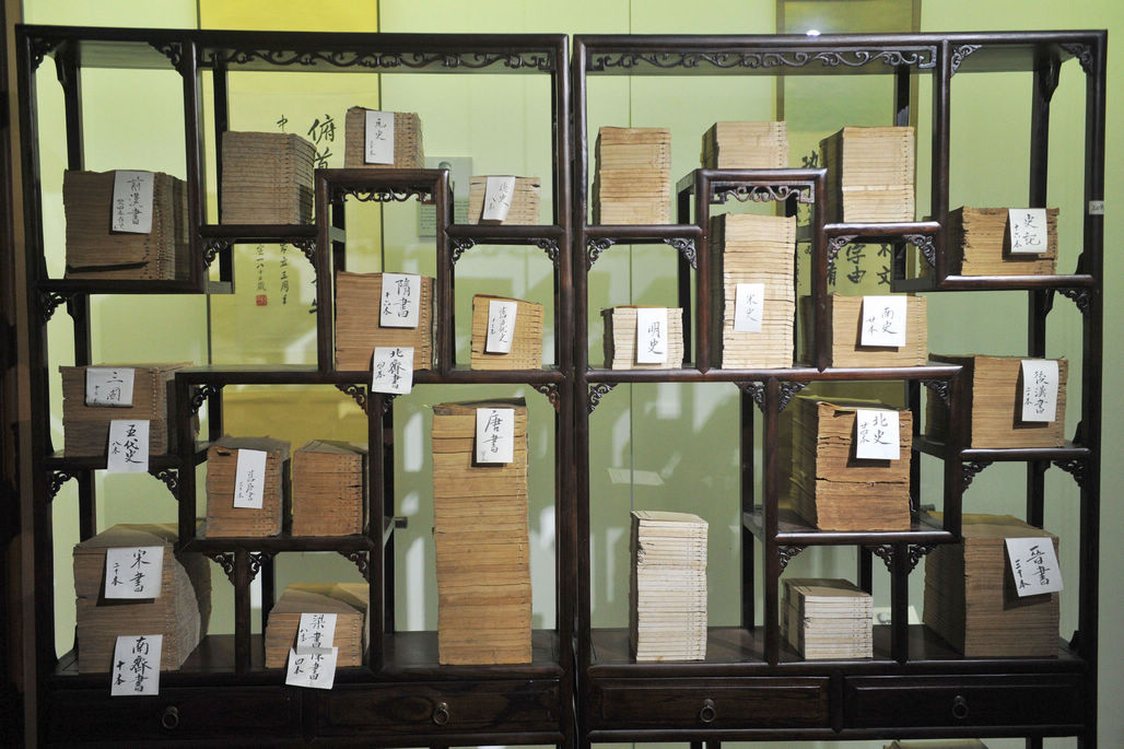 图为青岛名家美术馆展示的民间收藏古籍,这里面有好多朝代的藏书,有的