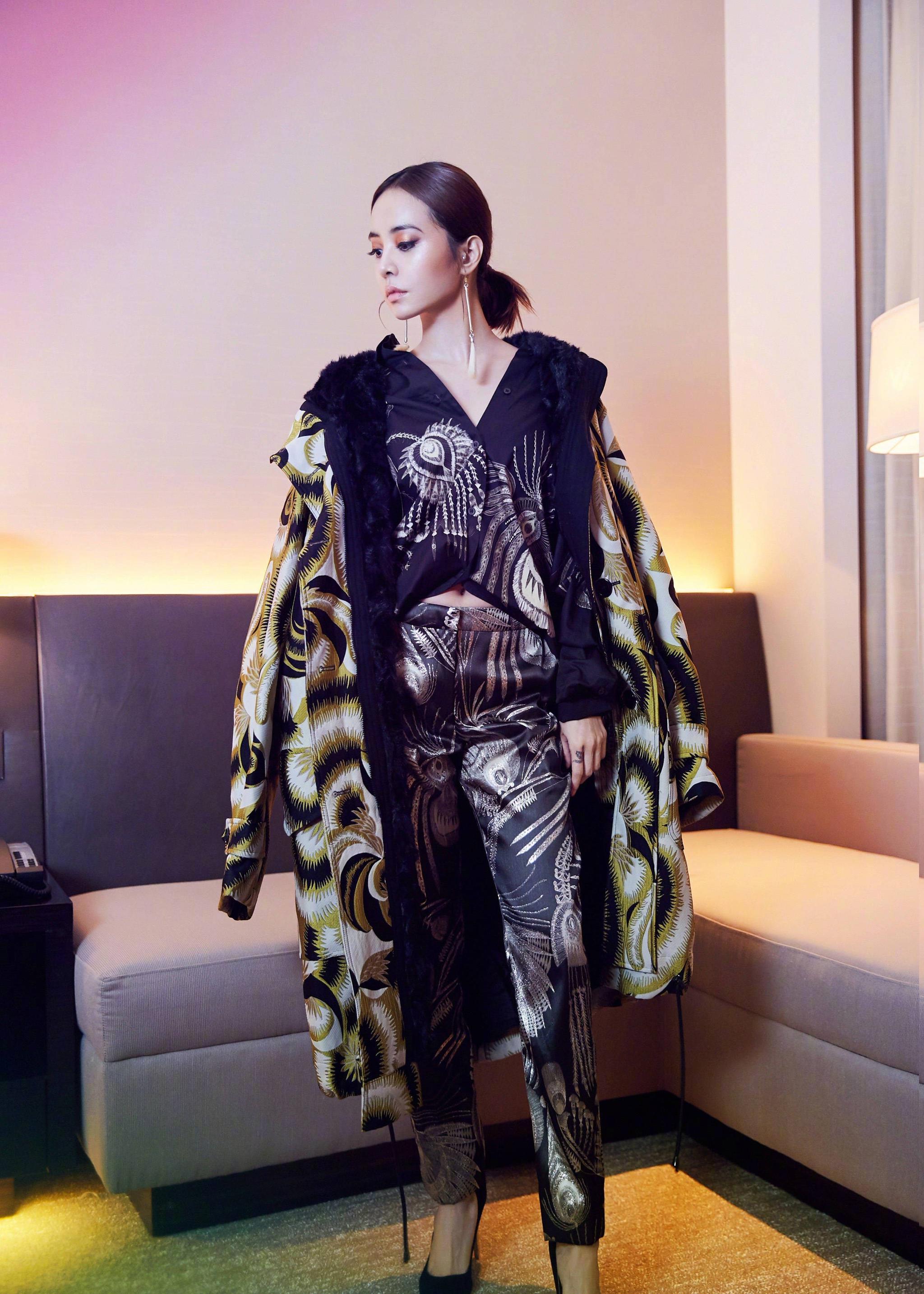 蔡依林身穿个性套装时尚感爆棚网友除了她没人能驾驭的了