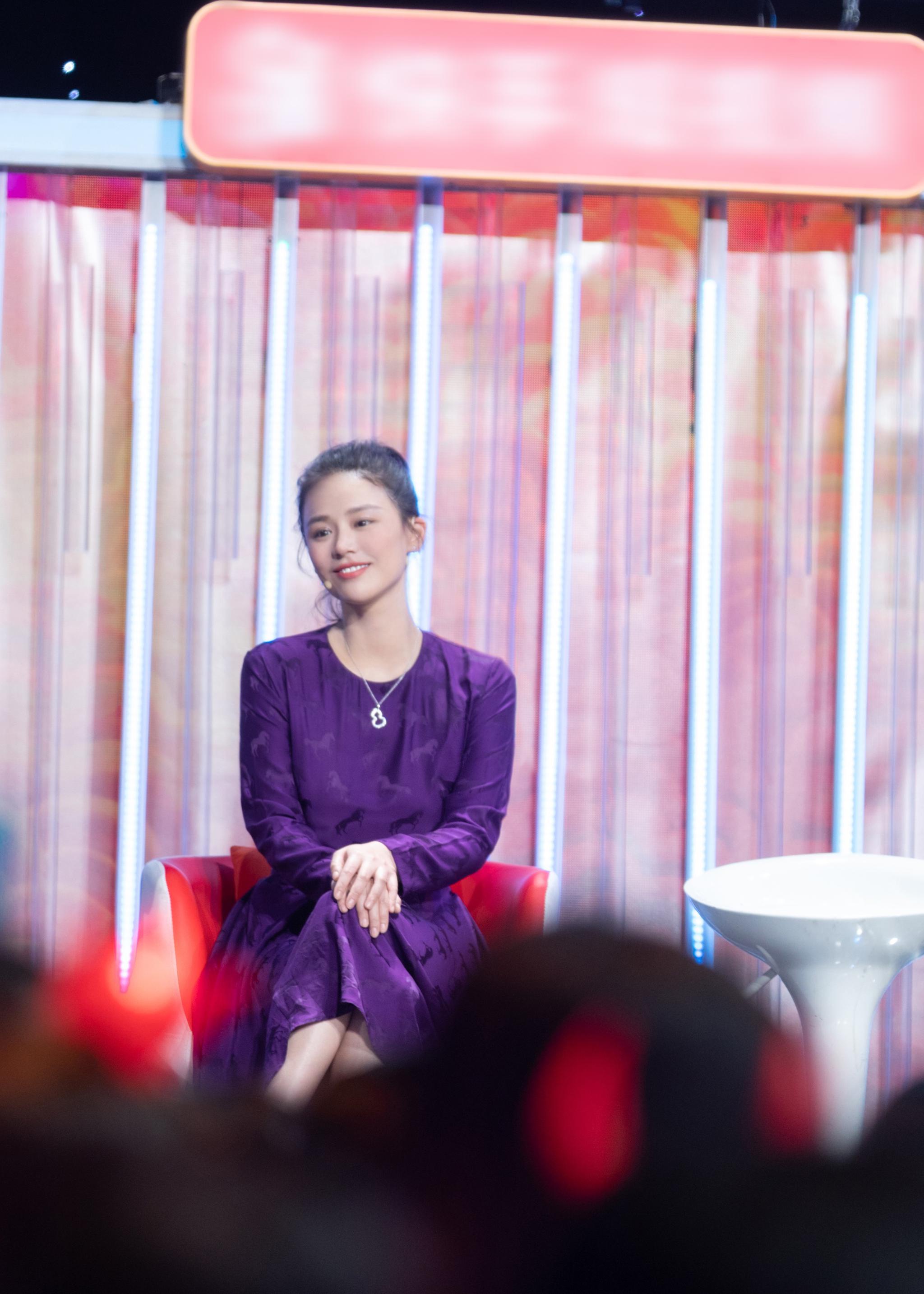 马思纯《荞麦疯长》发布角色海报 登《直通春晚》展现声音表现力