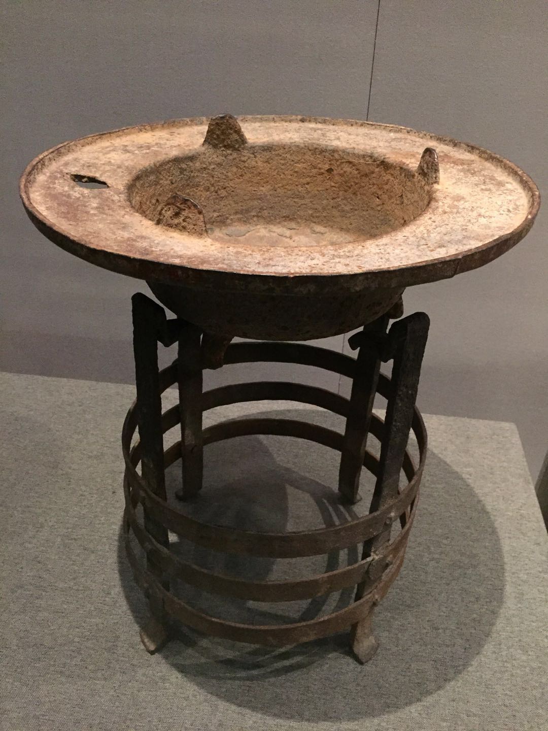 清朝鹤嘴铁火撑,清朝宽沿三足铁火盆(鄂尔多斯博物馆馆藏)