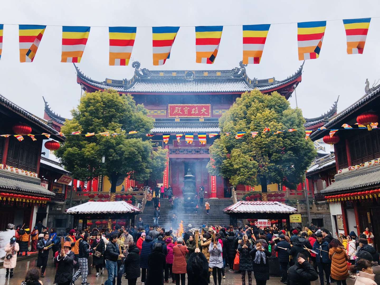 大年初五迎财神,无锡南禅寺内人头攒动香火缭绕