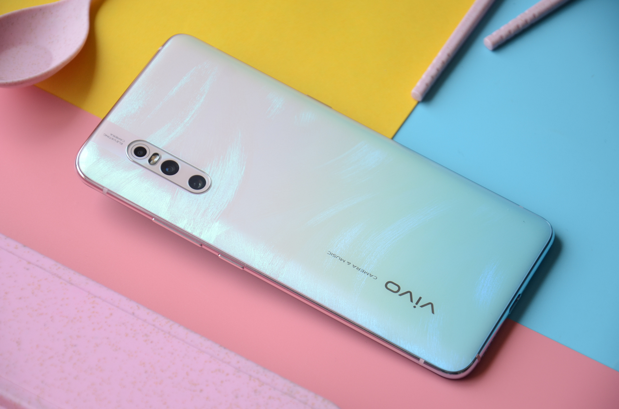 vivo x27新款"印象夏日版"上手,这外观你会打几分?__财经头条