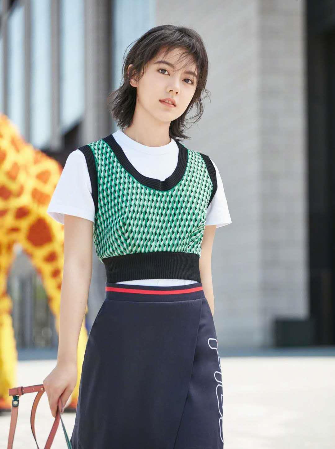 少年派林妙妙剧外太时髦穿短裙秀美腿清纯可爱养眼又撩人