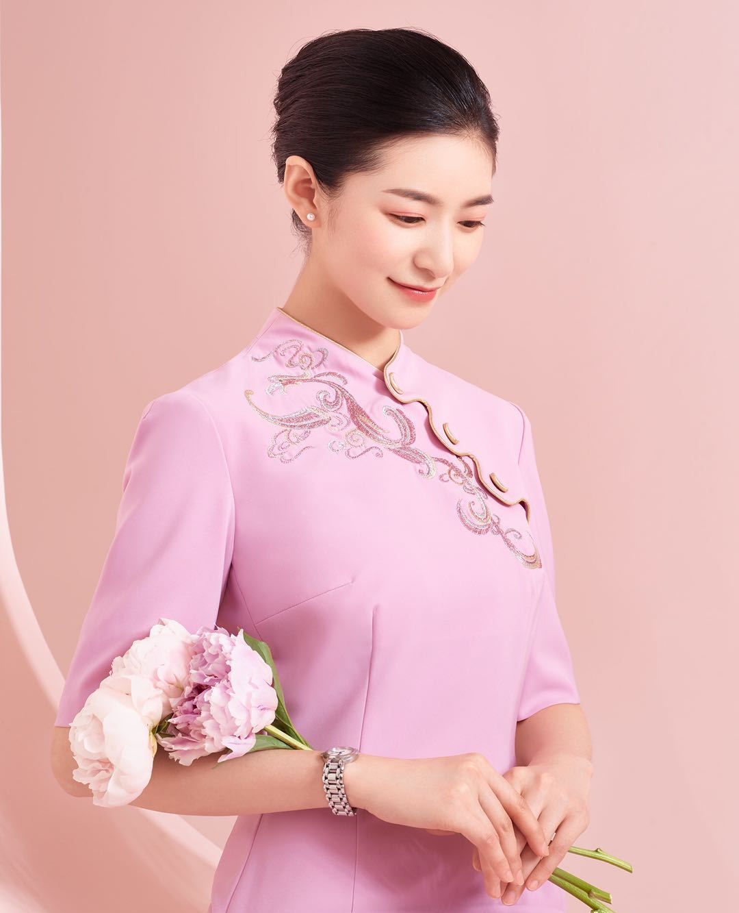 吉祥航空的小姐姐来了 蓝粉色新旗袍制服很温柔