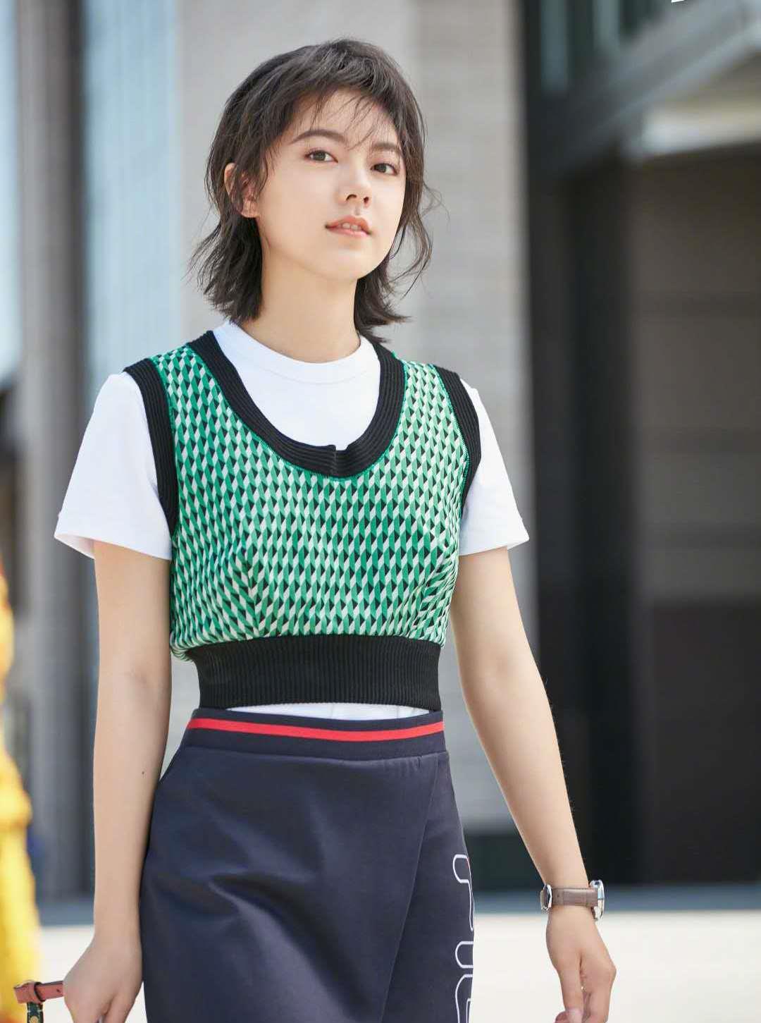 少年派林妙妙剧外太时髦穿短裙秀美腿清纯可爱养眼又撩人