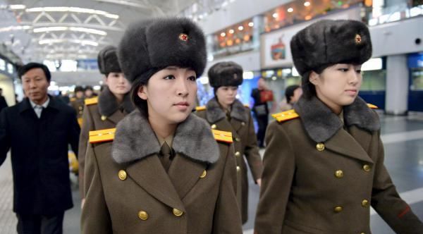 玄松月领衔的牡丹峰乐团颜值真高,清一色短发,表情动作几乎一样