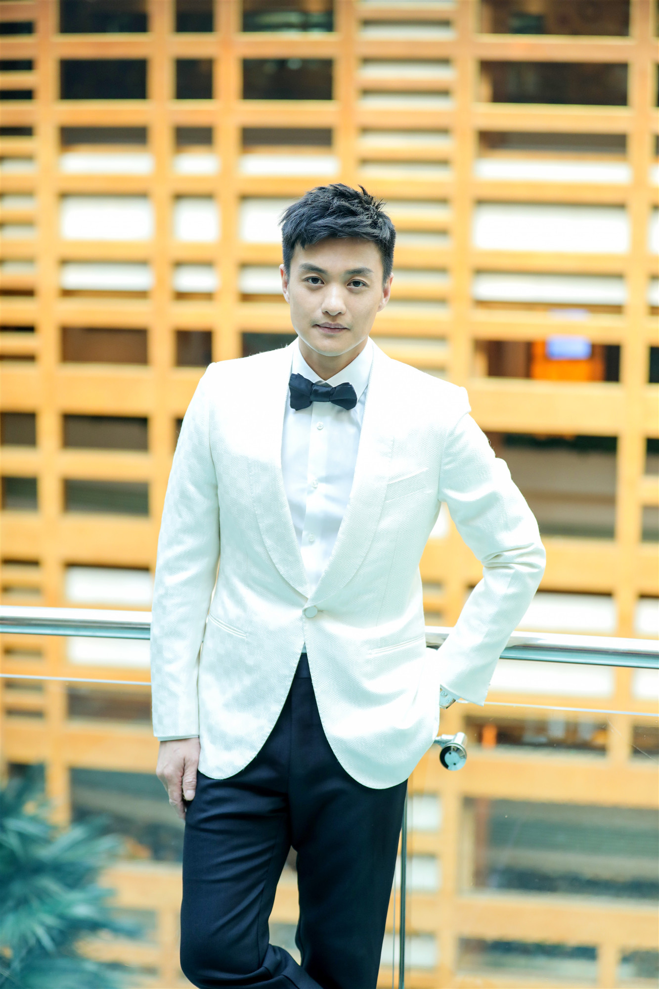 周一围西装搭配金属元素现身上海国际电影节 尽显典雅活力