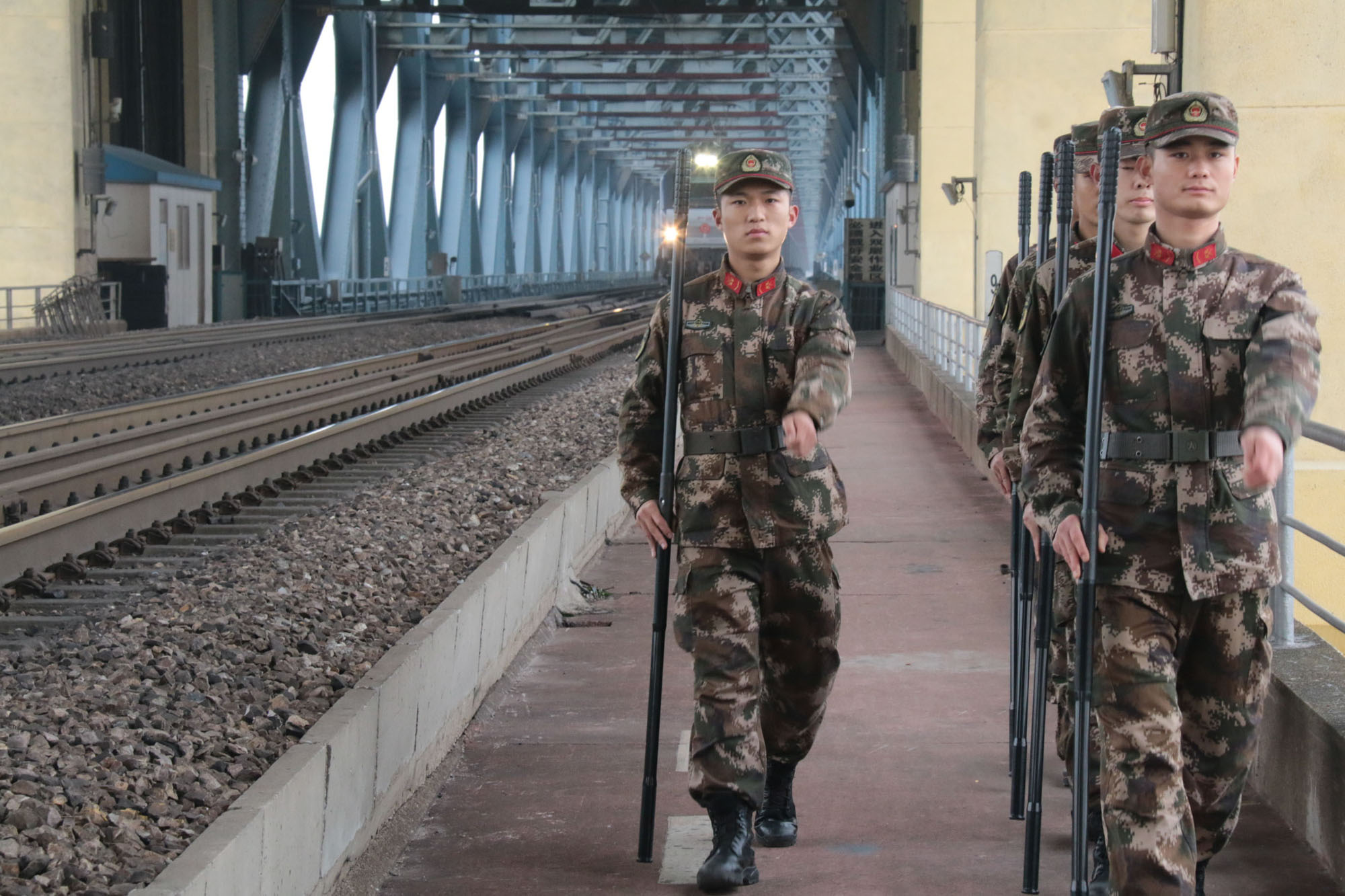 武警守桥兵50年如一日守护南京长江大桥 被誉为"守护神"