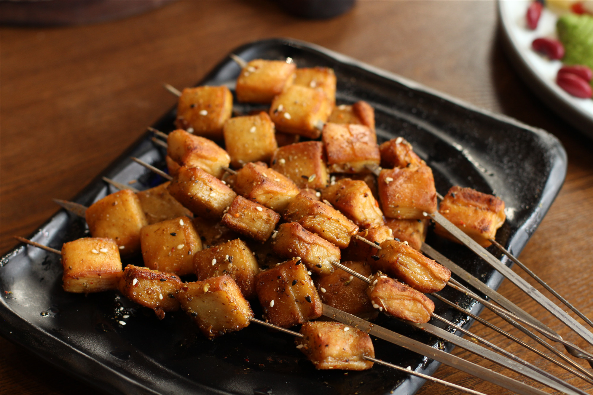 这家啤酒屋潮的很,西餐,烧烤加乐队,食客的心思都被揣摩透了