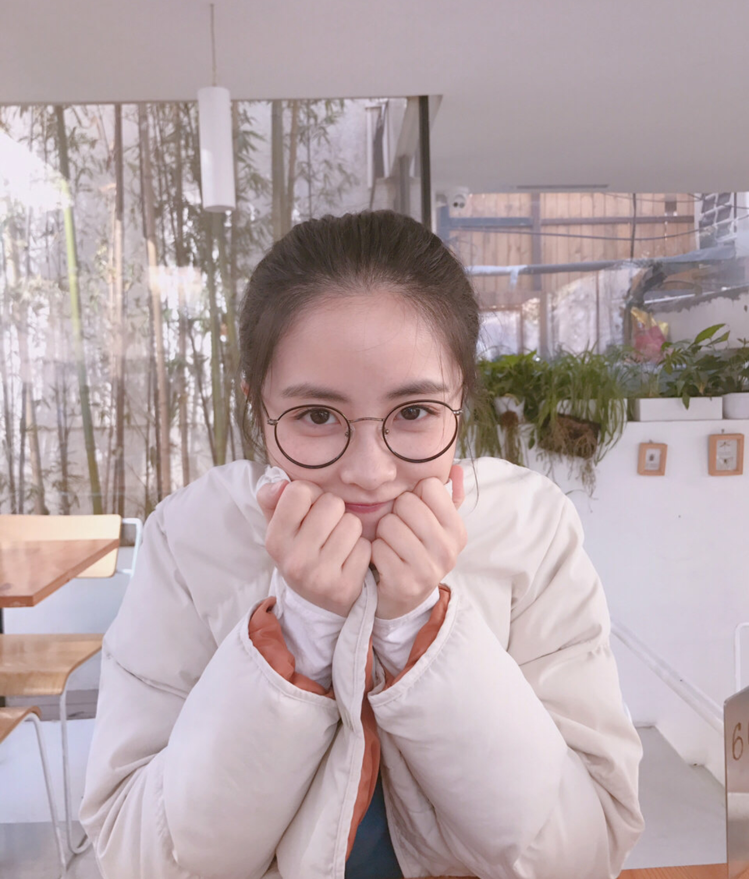 漂亮女人面上有这好几个月特征,戴眼镜会更好看,是文艺复古风型