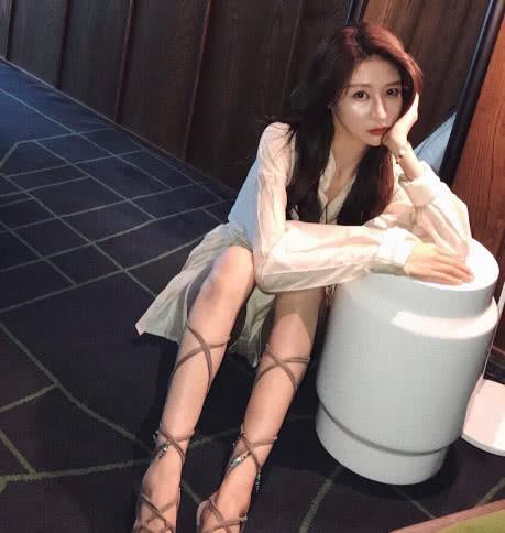 本以为温婉是在秀新鞋子,看到腿,网友酸了:还没我胳膊粗