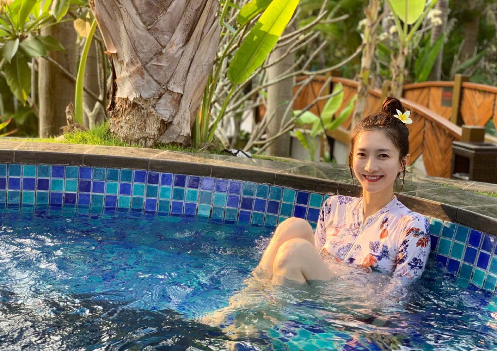 江疏影的长相真不吹的 穿长袖泳衣配丸子头 泡水中犹如出水芙蓉 江疏影的长相真不吹的 穿长袖泳衣配丸子头 泡水中犹如出水芙蓉