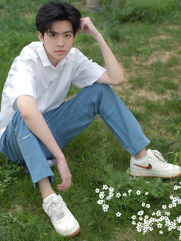 许淇杰白衬衣写真萌系少年眼神清澈