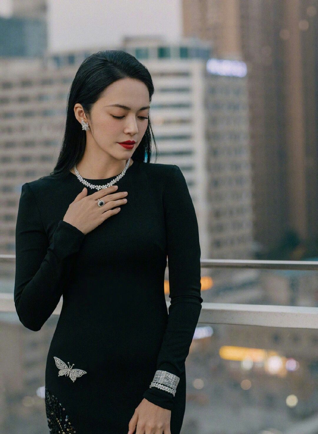 姚晨优雅黑旗袍现身楼顶 抿嘴笑更可爱