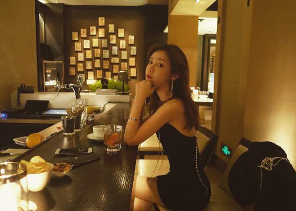 美娜回归nba主业!场外参演电影戏份多,两次采访陈冠希成经典