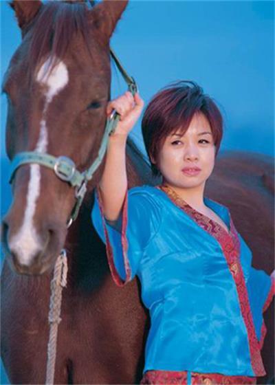 李琼,出生于湖北武汉,现为武警总部文工团著名青年歌手.