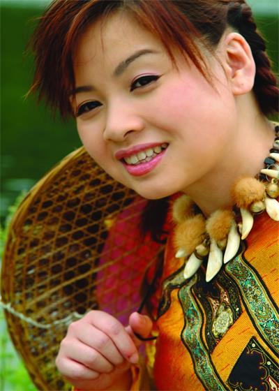 李琼,出生于湖北武汉,现为武警总部文工团著名青年歌手.