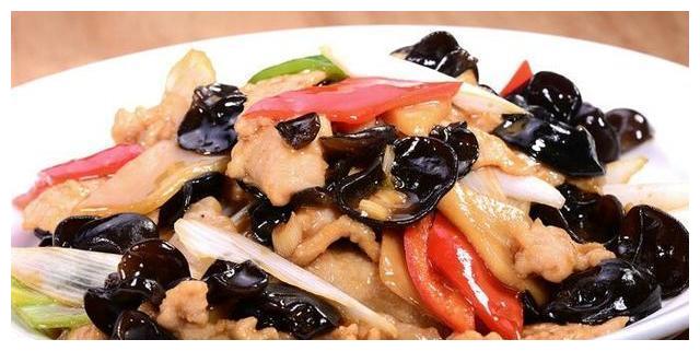 肉片熟了就已经是"过油肉"了,不管放台蘑,玉兰片,木耳,蒜苔,白菜,洋葱