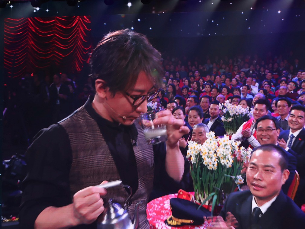 刘谦回应春晚换壶事件,用全家性命发毒誓网友不买单|刘谦|春晚|魔术_新浪新闻