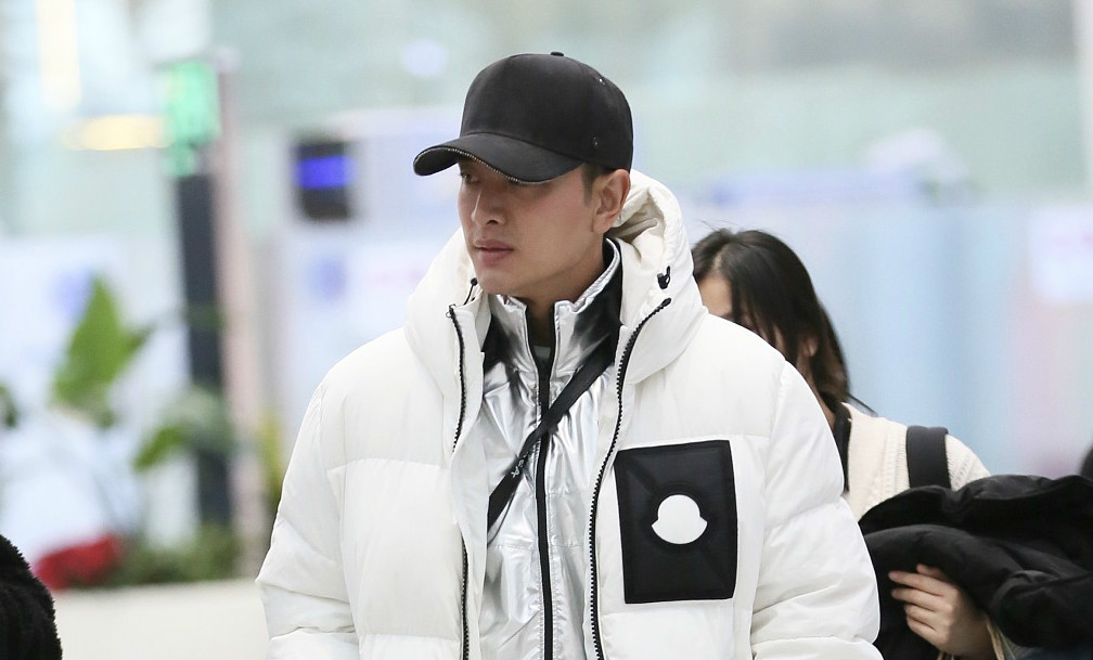 贾乃亮身着白色羽绒服搭配黑色长裤 举止沉稳尽显熟男魅力