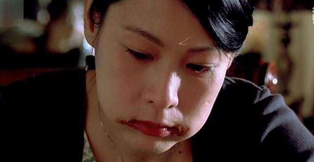 比如刘若英在《天下无贼》中饰演的王丽得知爱人去世后,压抑着悲痛,大