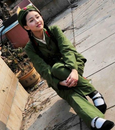 瞧瞧如今的小女孩——激情演绎的65式女兵军服的英姿与风采吧!