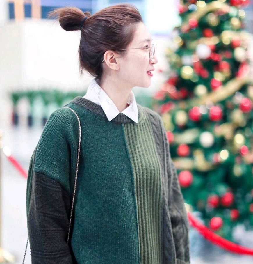 江疏影现身机场,嘟嘴卖萌好可爱,戴着眼镜文艺范十足