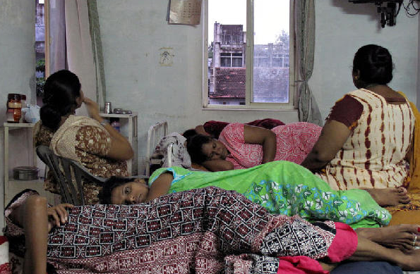 实拍未成年的怀孕少女独自面对分娩过程