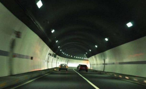 高速突现一个“新标志”？交警：看不懂一律罚200，望车主周知休闲区蓝鸢梦想 - Www.slyday.coM