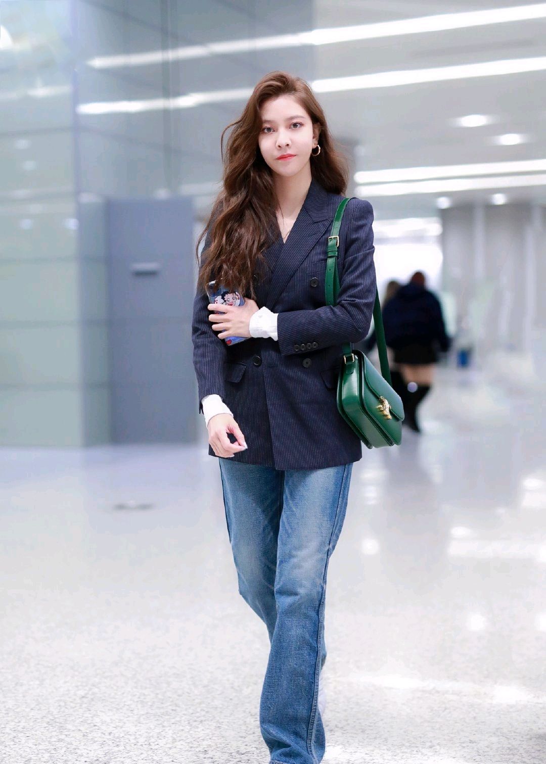 宋妍霏机场街拍穿搭,西装外套配牛仔裤,酷爆了