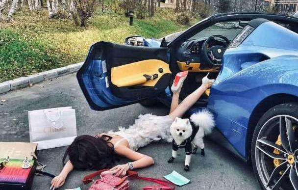 女车主开百万路虎演绎"炫富摔",化妆品洒满现场,大妈霸气扫掉