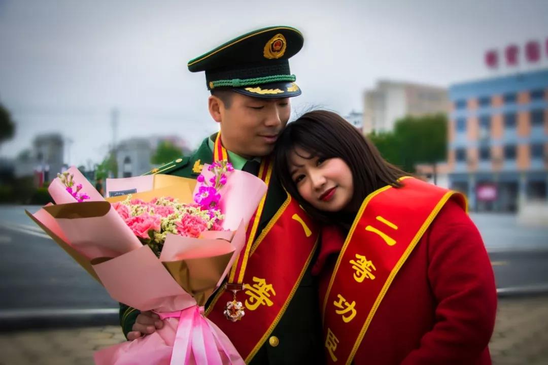 军嫂受邀进军营 光荣参加授奖仪式 军嫂:这是春节最好礼物!