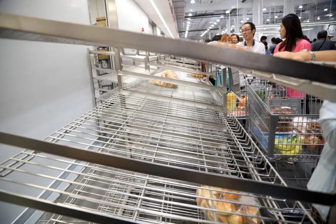 Costco来中国大陆的首个周末，茅台酒消失，众人排队退会员卡