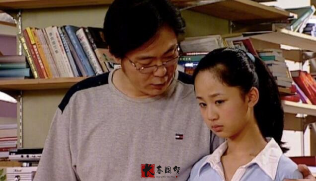 高亚麟与杨紫同框父女握手交谈画面温馨