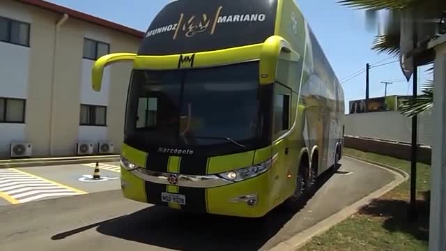 四轴的大客车很难开吗?这司机倒车,太过于谨慎了