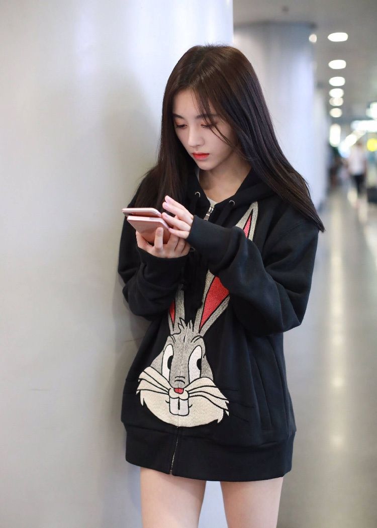 鞠婧祎卫衣裙穿搭,引领下半身失踪的穿搭时尚!